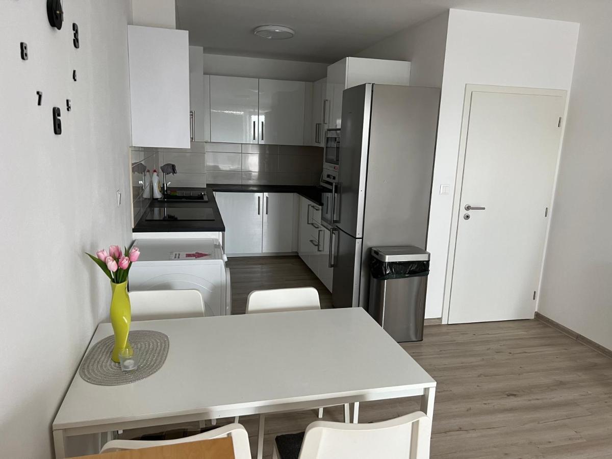 Beautiful 2 Bedroom Apartment Prostejov Exterior photo